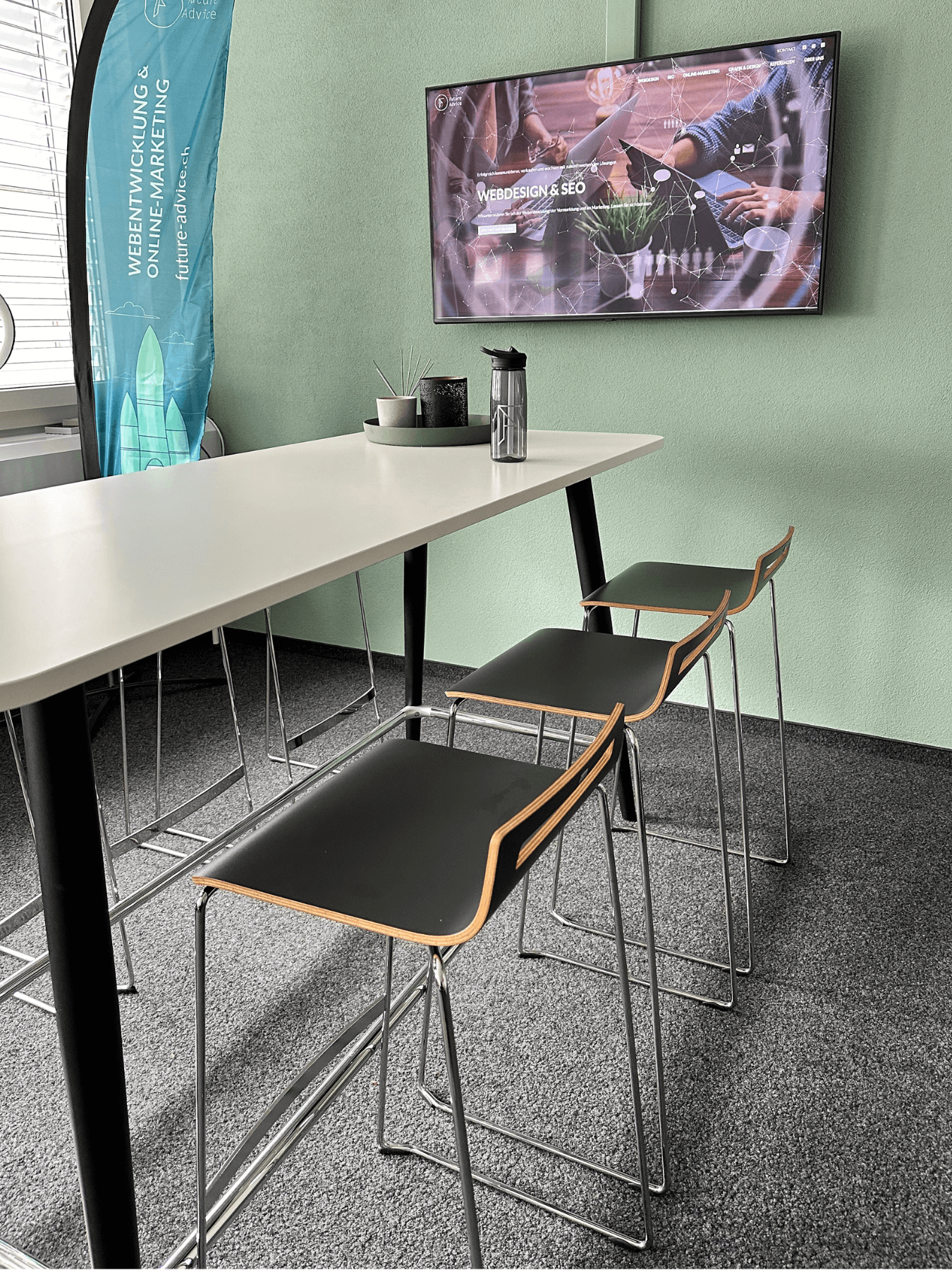 Besprechungsbereich im Büro von Future Advice in Baar